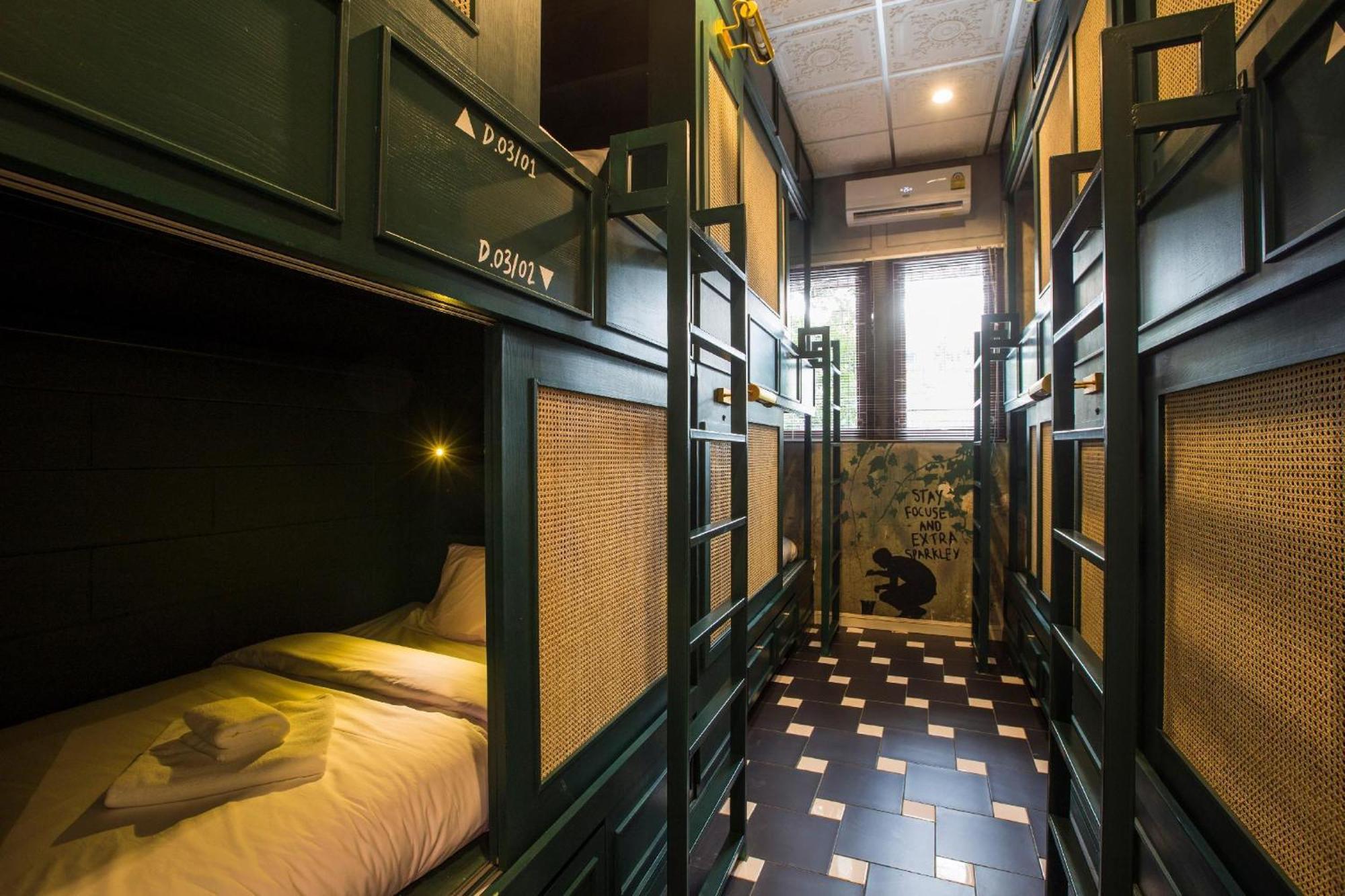 Azure Hostel Банкок Екстериор снимка